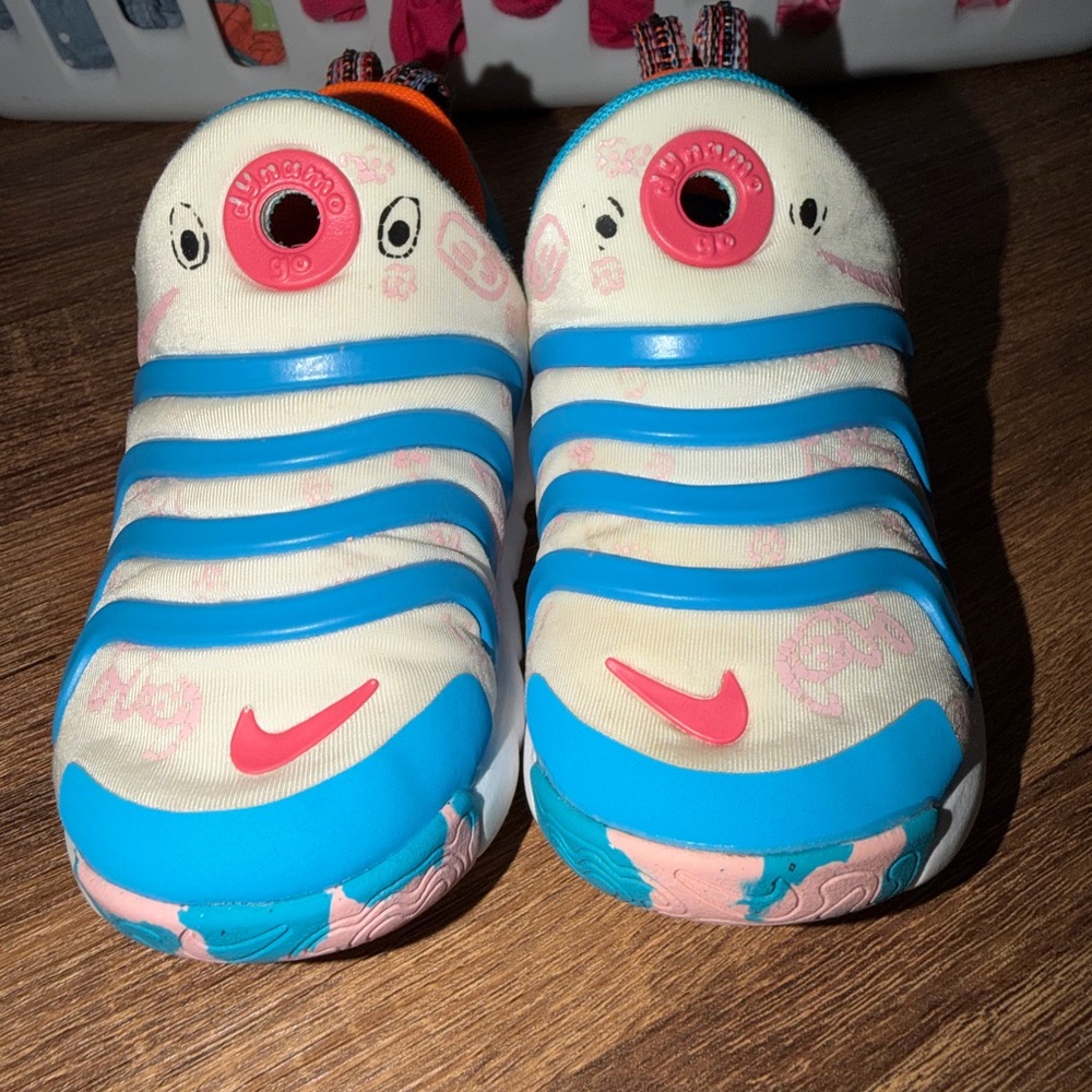 Nike Dynamo Go Se Shoes